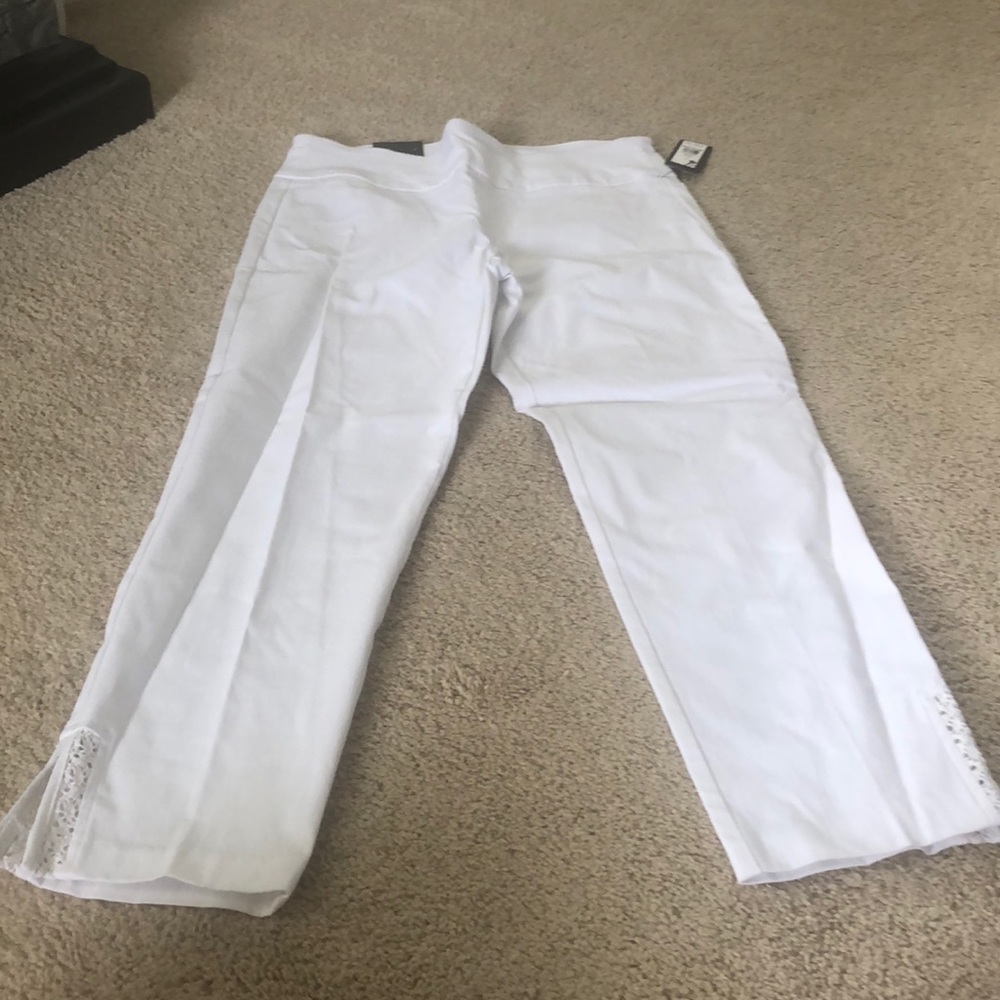 Crown and Ivy capris New with tags